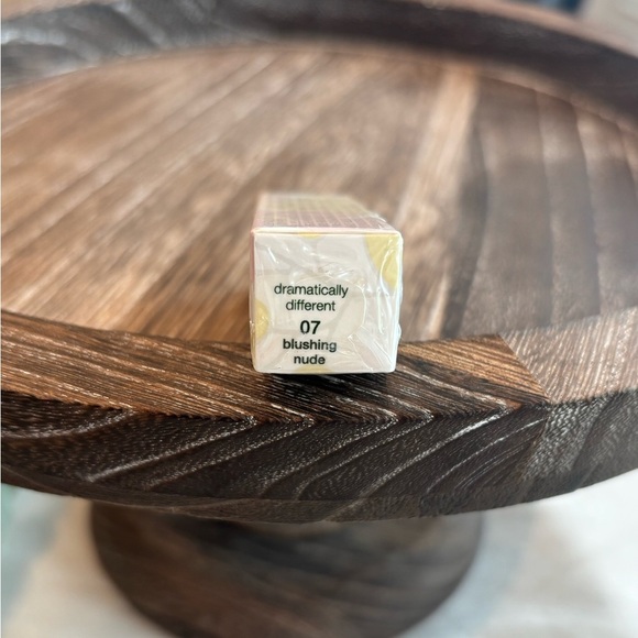 Clinique Dramatically Different Lipstick • Blushing Nude • Full Size - Picture 5 of 5